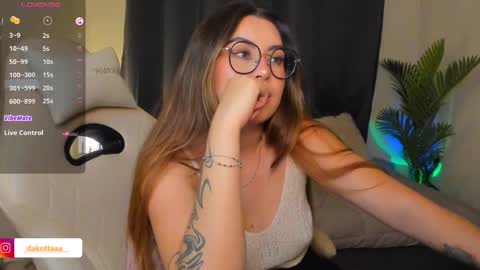 dakottaa__ online show from March 5, 12:39 am