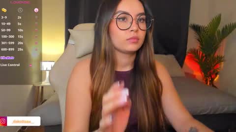 dakottaa__ online show from March 27, 11:37 pm