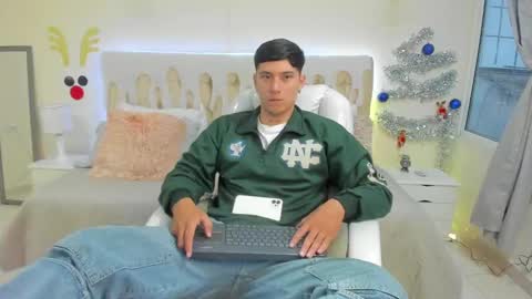 Snapshot of damian23_ chatting on January 4, 12:38 pm DAMIAN online show from January 4, 12:38 pm