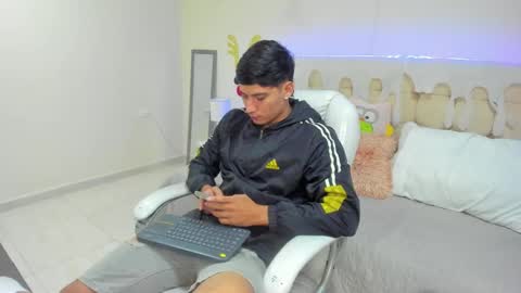 Snapshot of damian23_ chatting on January 7, 12:20 pm DAMIAN online show from January 7, 12:20 pm