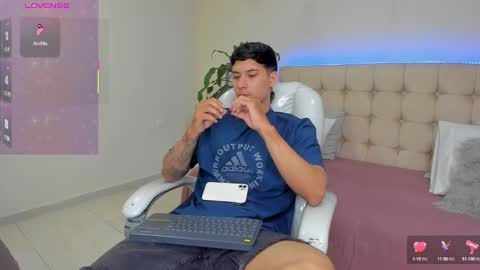 Snapshot of damian23_ chatting on January 28, 12:43 pm DAMIAN online show from January 28, 12:43 pm