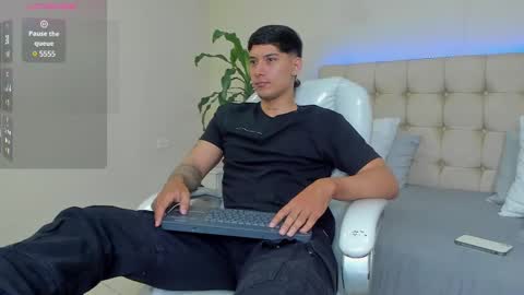 Snapshot of damian23_ chatting on February 4, 12:33 pm DAMIAN online show from February 4, 12:33 pm