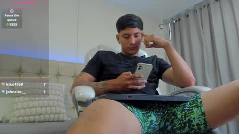 Snapshot of damian23_ chatting on February 4, 3:36 pm DAMIAN online show from February 4, 3:36 pm