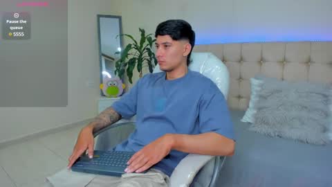 Snapshot of damian23_ chatting on February 22, 12:19 pm DAMIAN online show from February 22, 12:19 pm