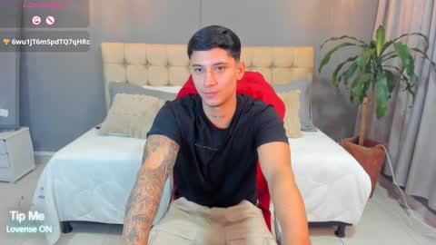 Snapshot of damian23_ chatting on October 16, 10:27 am DAMIAN online show from October 16, 10:27 am