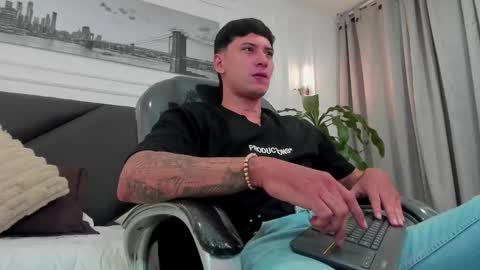 Snapshot of damian23_ chatting on November 27, 10:17 am DAMIAN online show from November 27, 10:17 am