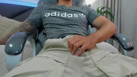 Snapshot of damian23_ chatting on December 1, 3:06 pm DAMIAN online show from December 1, 3:06 pm