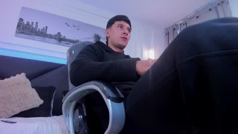 Snapshot of damian23_ chatting on December 16, 12:32 pm DAMIAN online show from December 16, 12:32 pm