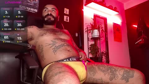 Snapshot of damian_darkside_ chatting on December 27, 2:47 am Damian online show from December 27, 2:47 am