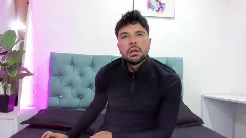 Snapshot of damian_hills chatting on March 3, 12:17 am Damian Hills online show from March 3, 12:17 am