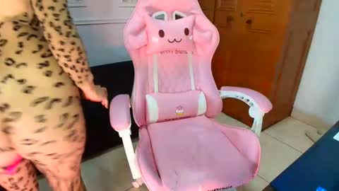 Snapshot of danellahouston chatting on December 16, 5:51 pm Danella Houston online show from December 16, 5:51 pm