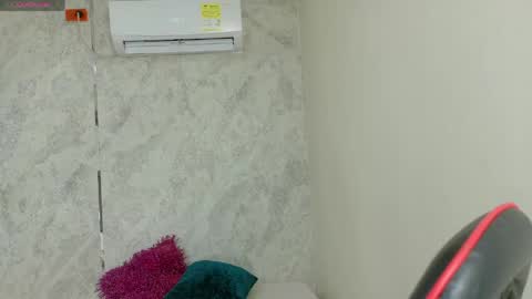 Snapshot of dani_lue chatting on May 17, 12:23 pm dani_lue online show from May 17, 12:23 pm