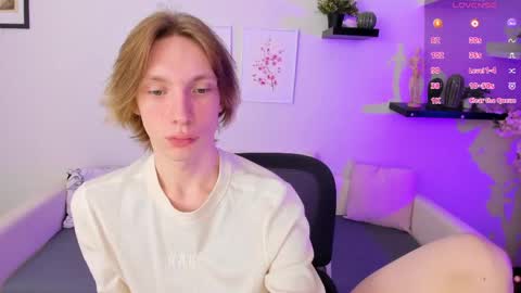 Snapshot of daniel__schmidt chatting on May 22, 8:32 am daniel__schmidt online show from May 22, 8:32 am