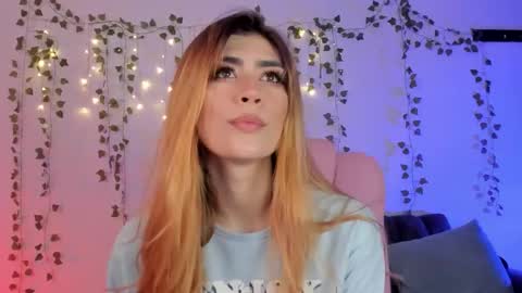 Snapshot of daniela_saenz1 chatting on December 18, 3:45 am Dani Saenz online show from December 18, 3:45 am