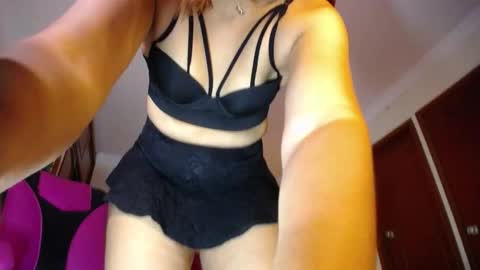 Snapshot of danielle_rose_ chatting on September 21, 5:14 pm Angie online show from September 21, 5:14 pm