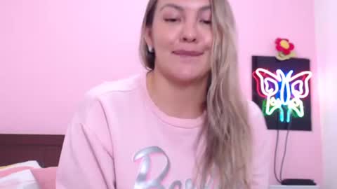 Snapshot of danika_bellaa chatting on December 15, 1:46 am K A R O L online show from December 15, 1:46 am