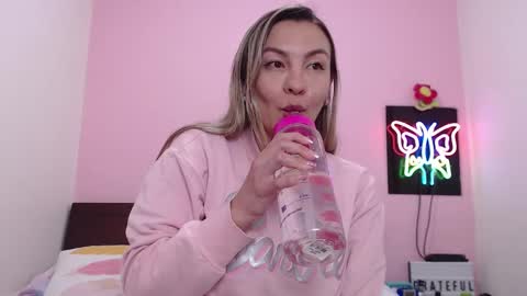 Snapshot of danika_bellaa chatting on December 19, 3:18 am K A R O L online show from December 19, 3:18 am