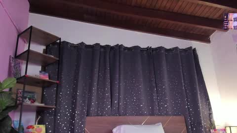 Snapshot of danna__castle chatting on December 6, 8:05 am Dannacastle online show from December 6, 8:05 am