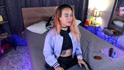 Snapshot of danna__castle chatting on December 10, 5:07 am Dannacastle online show from December 10, 5:07 am