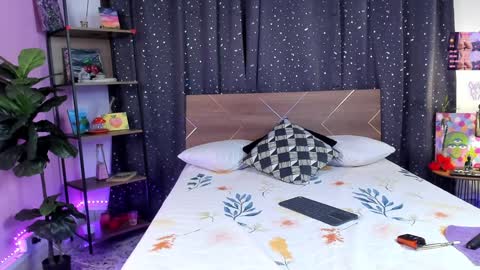 Snapshot of danna__castle chatting on December 13, 5:05 am Dannacastle online show from December 13, 5:05 am