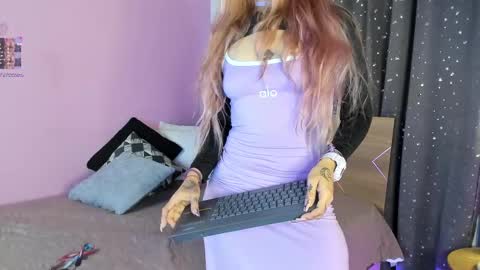 Snapshot of danna__castle chatting on March 1, 5:31 am Dannacastle online show from March 1, 5:31 am