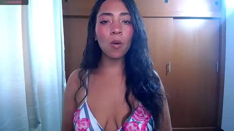 Snapshot of danna__ross chatting on January 17, 6:44 pm Danna Ross online show from January 17, 6:44 pm