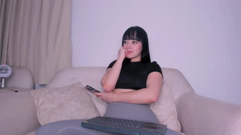 Snapshot of dannahyde chatting on February 3, 8:13 pm Insta DannaBlueX online show from February 3, 8:13 pm