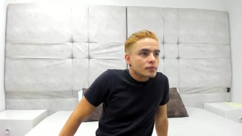 Snapshot of danny_butt_ chatting on December 2, 12:51 pm Daniel online show from December 2, 12:51 pm