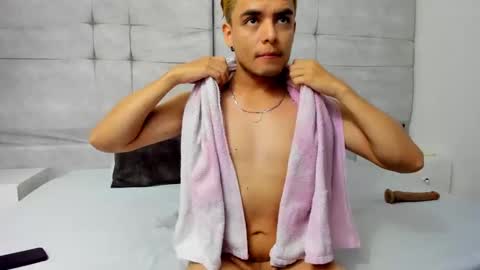 Snapshot of danny_butt_ chatting on December 10, 2:50 pm Daniel online show from December 10, 2:50 pm