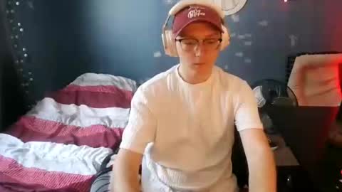 Snapshot of dannyivanny chatting on December 17, 5:52 pm Daniel online show from December 17, 5:52 pm