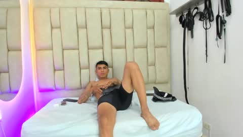 danteroyale_os online show from April 16, 9:39 pm