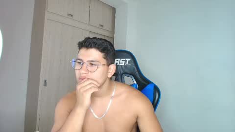 Snapshot of dantraxx chatting on December 10, 6:49 pm Dantraxx online show from December 10, 6:49 pm