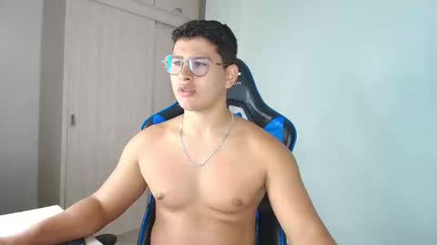 Snapshot of dantraxx chatting on December 11, 11:00 pm Dantraxx online show from December 11, 11:00 pm