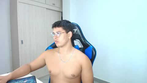 Snapshot of dantraxx chatting on December 20, 4:20 am Dantraxx online show from December 20, 4:20 am