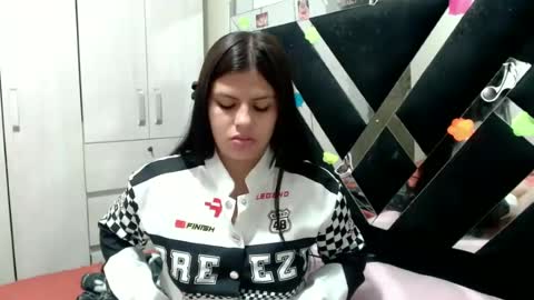 Snapshot of daphne877046 chatting on June 23, 12:19 am daphne877046 online show from June 23, 12:19 am