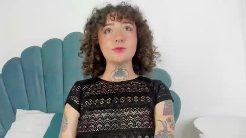 Snapshot of daphneblunt chatting on October 23, 2:27 pm DaphneBlunt online show from October 23, 2:27 pm