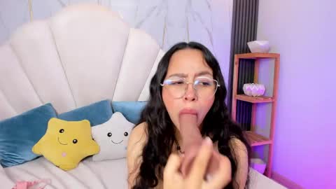 daphnevalucci online show from April 14, 5:02 am