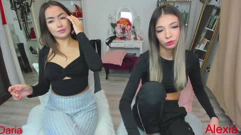 Snapshot of dariaa_doll chatting on December 17, 11:39 am Daria online show from December 17, 11:39 am