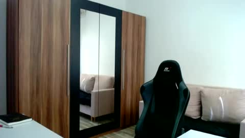 Snapshot of darius_94 chatting on June 18, 6:57 am darius_94 online show from June 18, 6:57 am