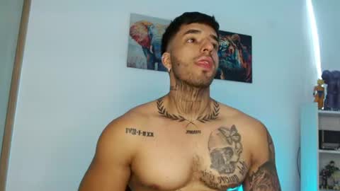 Snapshot of darius_phoenix chatting on June 26, 5:50 pm Darius Phoenix online show from June 26, 5:50 pm