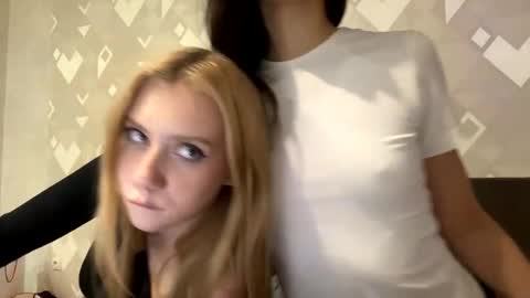 Snapshot of dark_cherie chatting on November 22, 8:19 pm dark cherie stacy online show from November 22, 8:19 pm