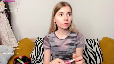 Snapshot of dark_ester chatting on May 21, 10:44 am Ester online show from May 21, 10:44 am
