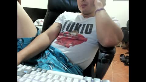 Snapshot of david_2789 chatting on January 1, 1:04 am David online show from January 1, 1:04 am