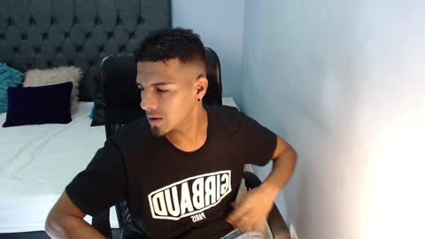 Snapshot of david_bandercock chatting on December 14, 3:40 am david_bandercock online show from December 14, 3:40 am