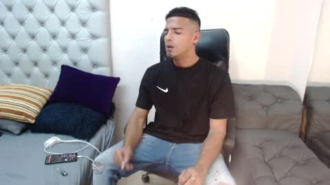 Snapshot of david_bandercock chatting on December 29, 3:00 am david_bandercock online show from December 29, 3:00 am