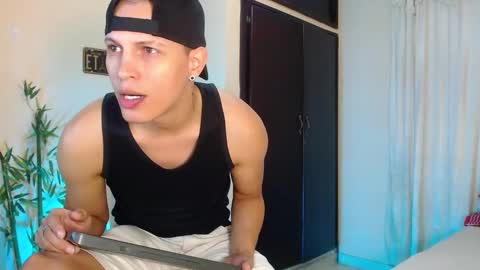 Snapshot of david_neill chatting on December 21, 3:31 pm David Neill online show from December 21, 3:31 pm