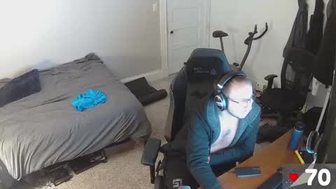 Snapshot of david_novabear chatting on December 5, 1:36 am David online show from December 5, 1:36 am