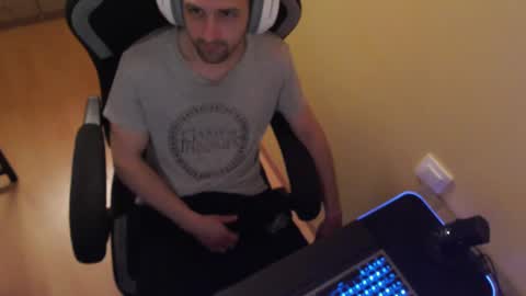 Snapshot of davidoventt chatting on February 26, 5:28 pm davidoventt online show from February 26, 5:28 pm