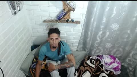 Snapshot of davils12 chatting on January 22, 7:25 am DAVILS online show from January 22, 7:25 am