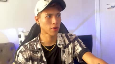 Snapshot of daxonreyy_ chatting on February 20, 5:02 pm Daxon online show from February 20, 5:02 pm